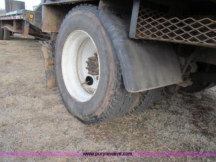 image for item I7160 1996 International 4700 flatbed truck