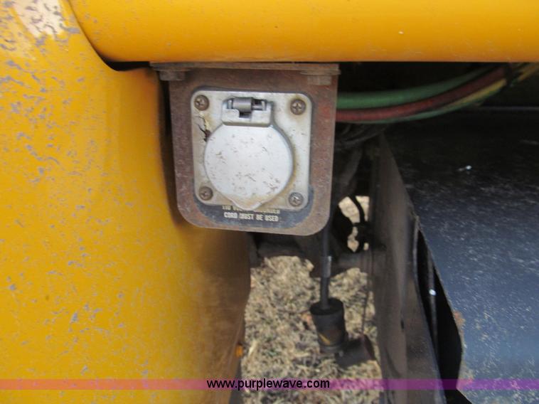 image for item I7160 1996 International 4700 flatbed truck