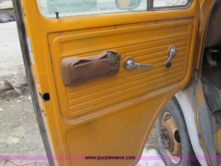 image for item I7235 1988 GMC G3500 Vandura school bus