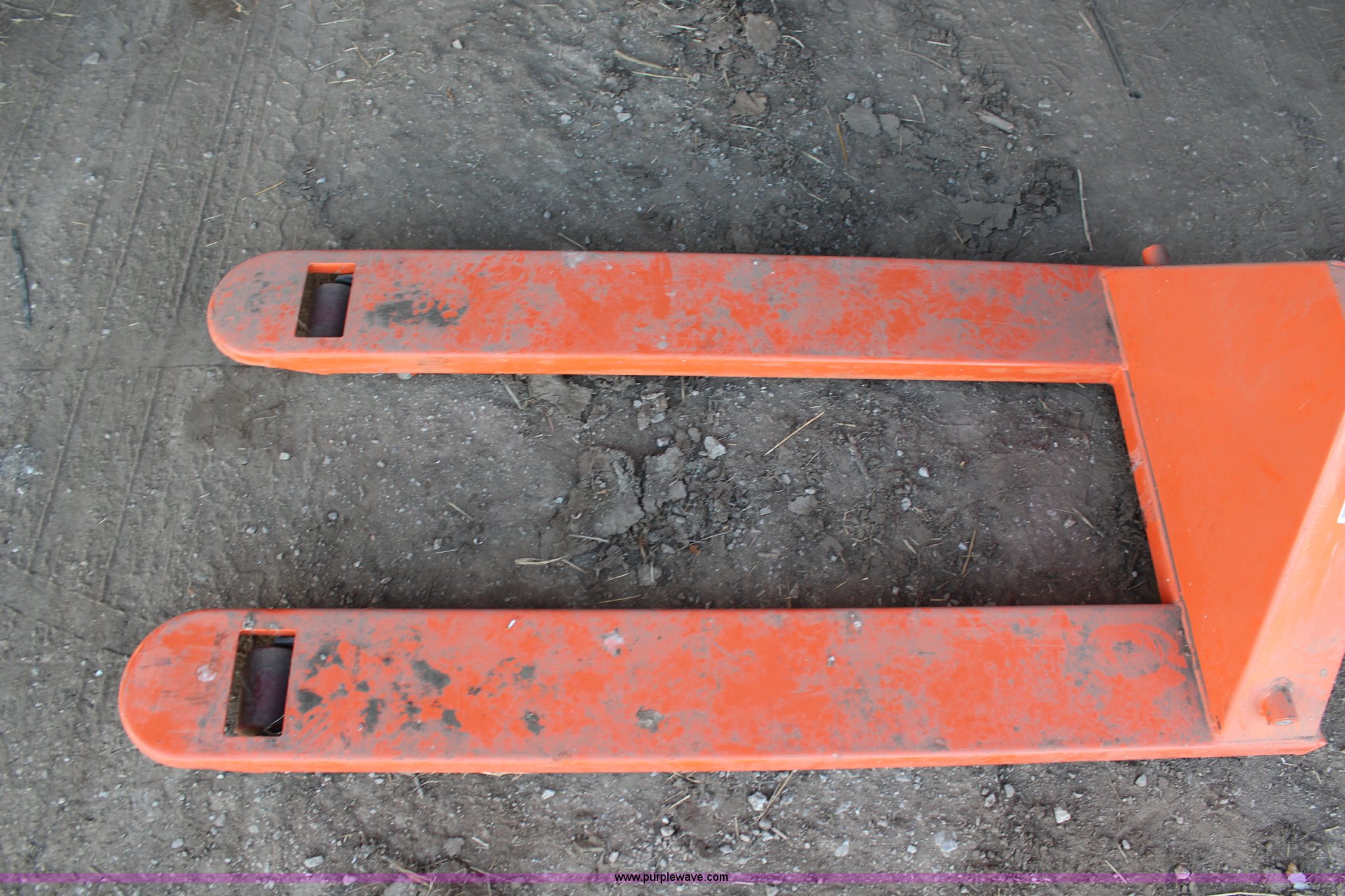 Haul Master pallet jack in Seneca, KS Item AM9428 sold Purple Wave