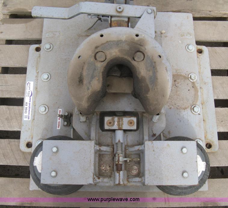 Advanced air ride fifth wheel hitch in Sterling, KS Item AX9943 sold