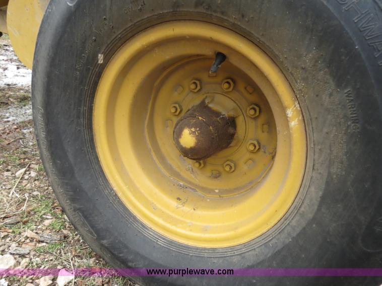 image for item B4884 1997 Vermeer 604K round baler