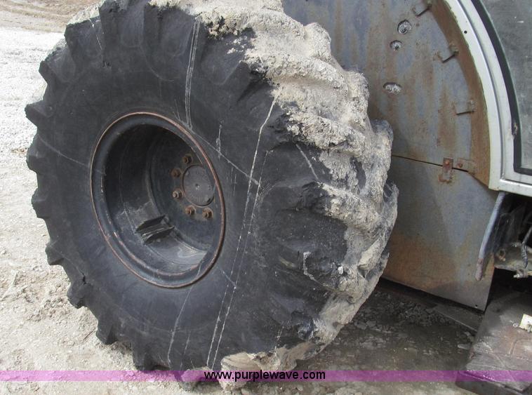 image for item G2315 1993 Massey-Ferguson 393 MFWD tractor