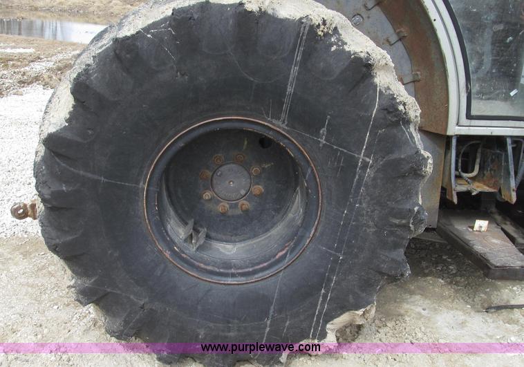 image for item G2315 1993 Massey-Ferguson 393 MFWD tractor