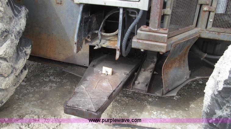 image for item G2315 1993 Massey-Ferguson 393 MFWD tractor