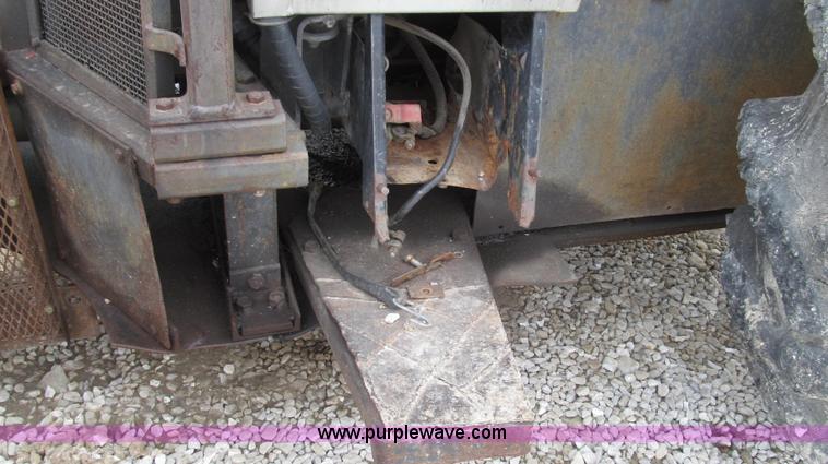 image for item G2315 1993 Massey-Ferguson 393 MFWD tractor