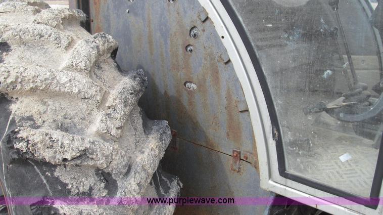 image for item G2315 1993 Massey-Ferguson 393 MFWD tractor