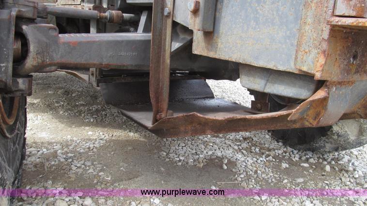 image for item G2315 1993 Massey-Ferguson 393 MFWD tractor