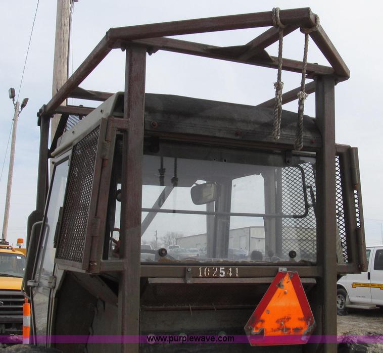 image for item G2315 1993 Massey-Ferguson 393 MFWD tractor