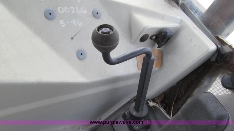 image for item G2315 1993 Massey-Ferguson 393 MFWD tractor