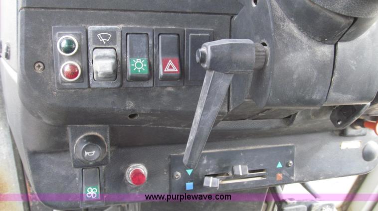 image for item G2315 1993 Massey-Ferguson 393 MFWD tractor