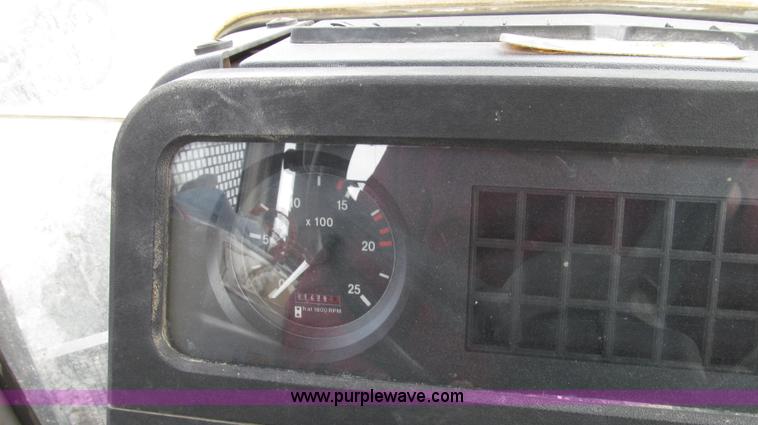 image for item G2315 1993 Massey-Ferguson 393 MFWD tractor