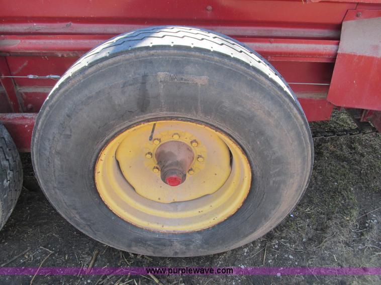 image for item G9340 New Holland 680 manure spreader
