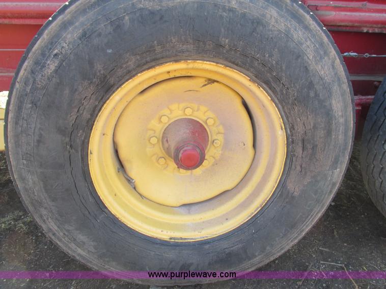 image for item G9340 New Holland 680 manure spreader
