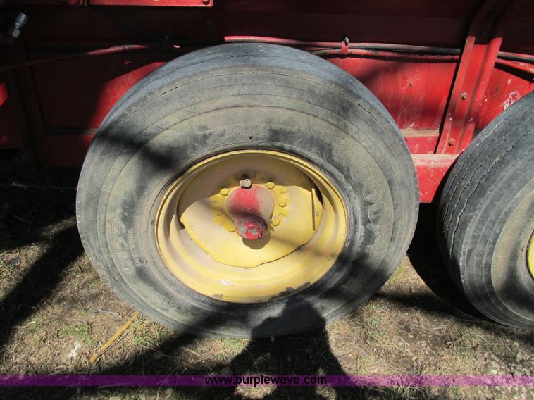 image for item G9340 New Holland 680 manure spreader