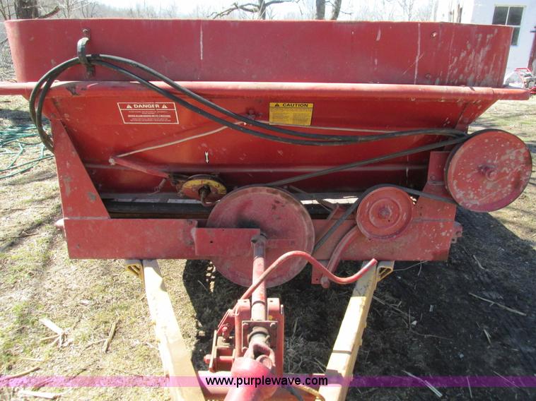image for item G9340 New Holland 680 manure spreader