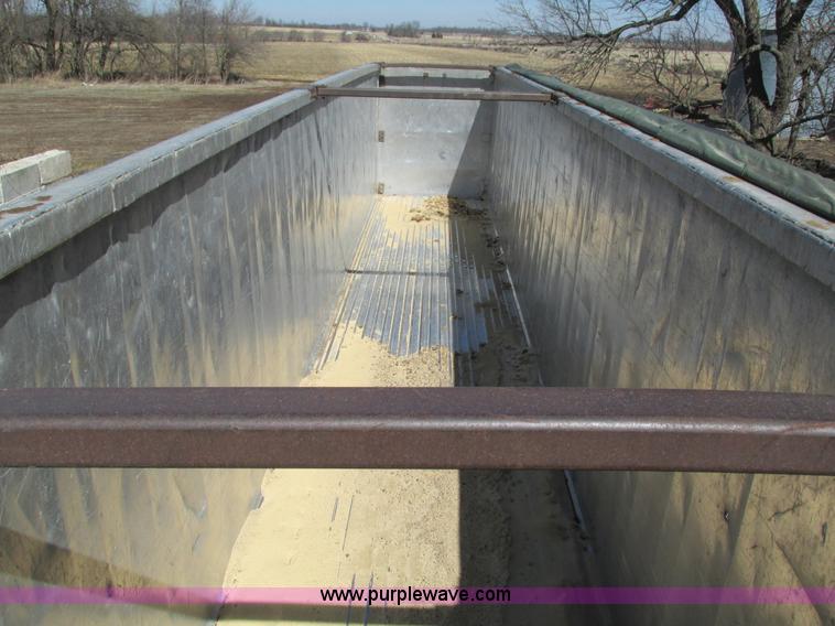 image for item G9341 1997 Spectec AW4510096 live bottom trailer