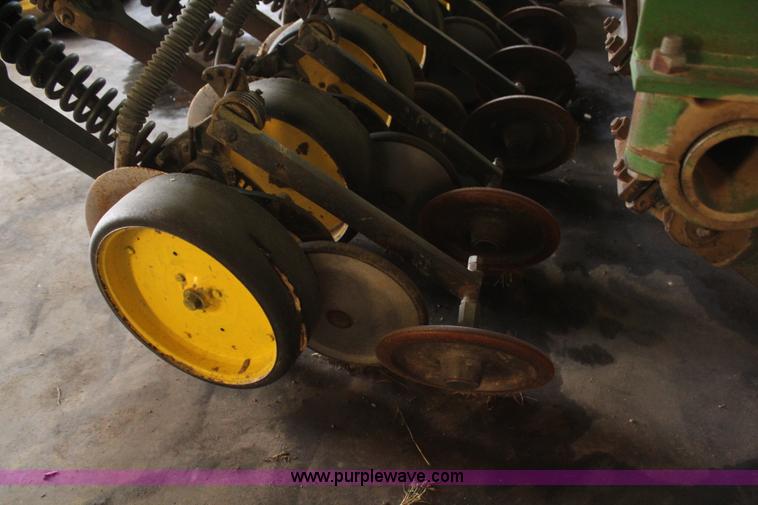 image for item H1443 John Deere 750 no-till drill