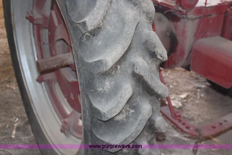 image for item H1477 1945 International Farmall H tractor