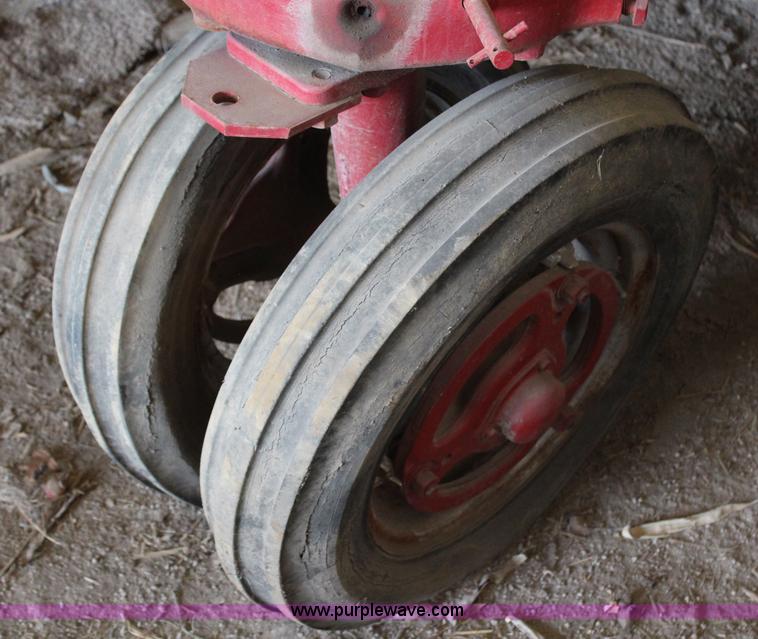 image for item H1477 1945 International Farmall H tractor