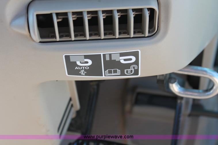 image for item H5750 2010 John Deere 7230 Premium MFWD tractor