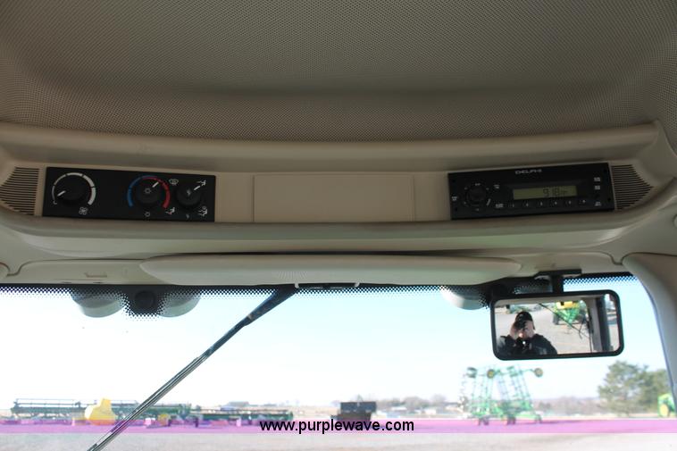 image for item H5750 2010 John Deere 7230 Premium MFWD tractor