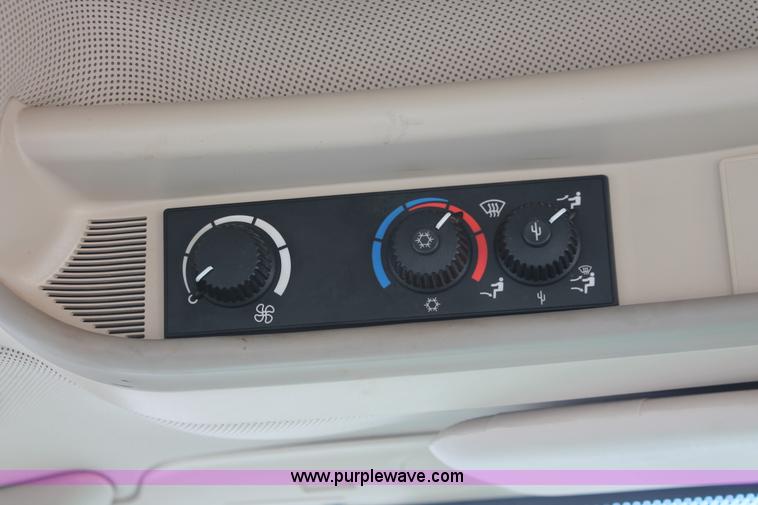 image for item H5750 2010 John Deere 7230 Premium MFWD tractor