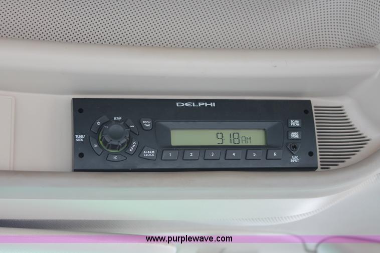 image for item H5750 2010 John Deere 7230 Premium MFWD tractor