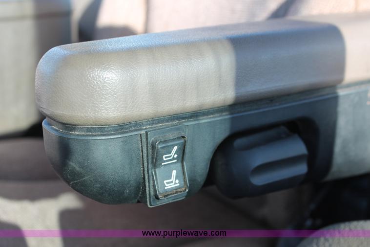 image for item H5750 2010 John Deere 7230 Premium MFWD tractor