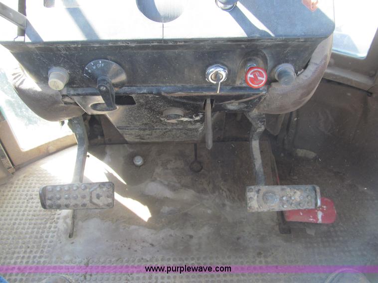 image for item I7181 1982 John Deere 8850 4WD tractor