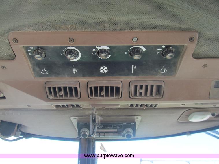 image for item I7181 1982 John Deere 8850 4WD tractor