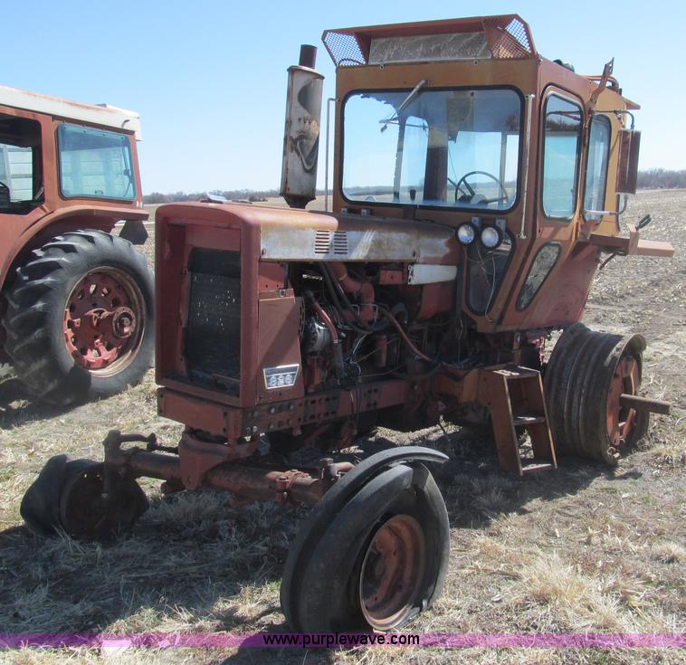 image for item I7182 1970 Farmall 826 tractor