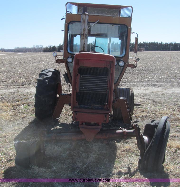 image for item I7182 1970 Farmall 826 tractor