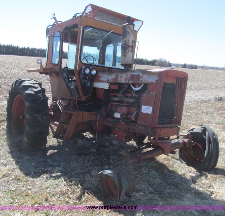 image for item I7182 1970 Farmall 826 tractor