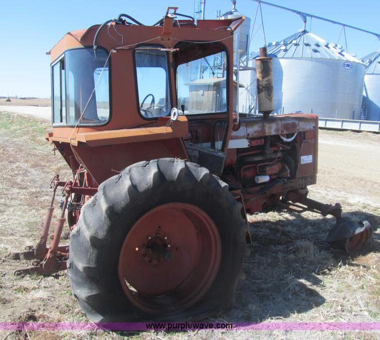 image for item I7182 1970 Farmall 826 tractor