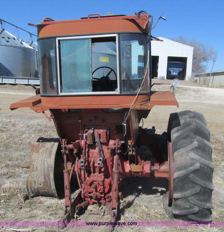 image for item I7182 1970 Farmall 826 tractor