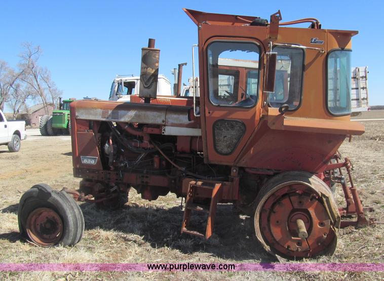image for item I7182 1970 Farmall 826 tractor