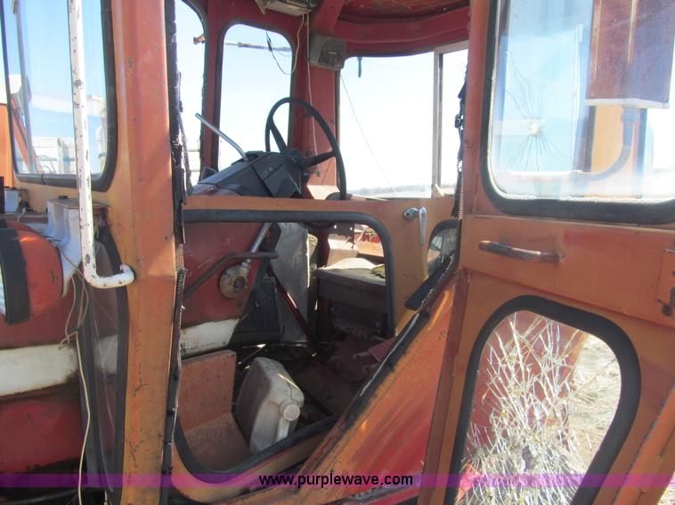 image for item I7182 1970 Farmall 826 tractor