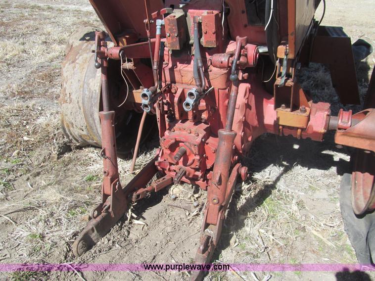 image for item I7182 1970 Farmall 826 tractor