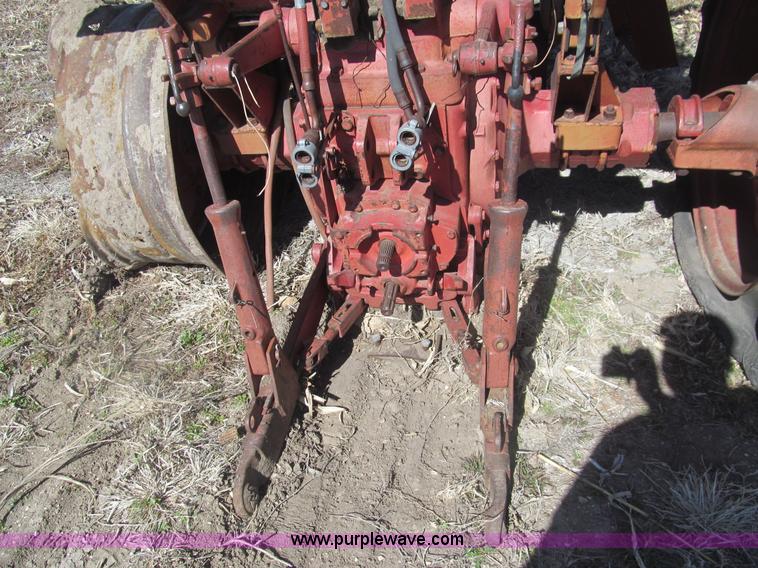 image for item I7182 1970 Farmall 826 tractor