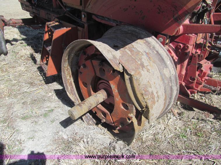 image for item I7182 1970 Farmall 826 tractor