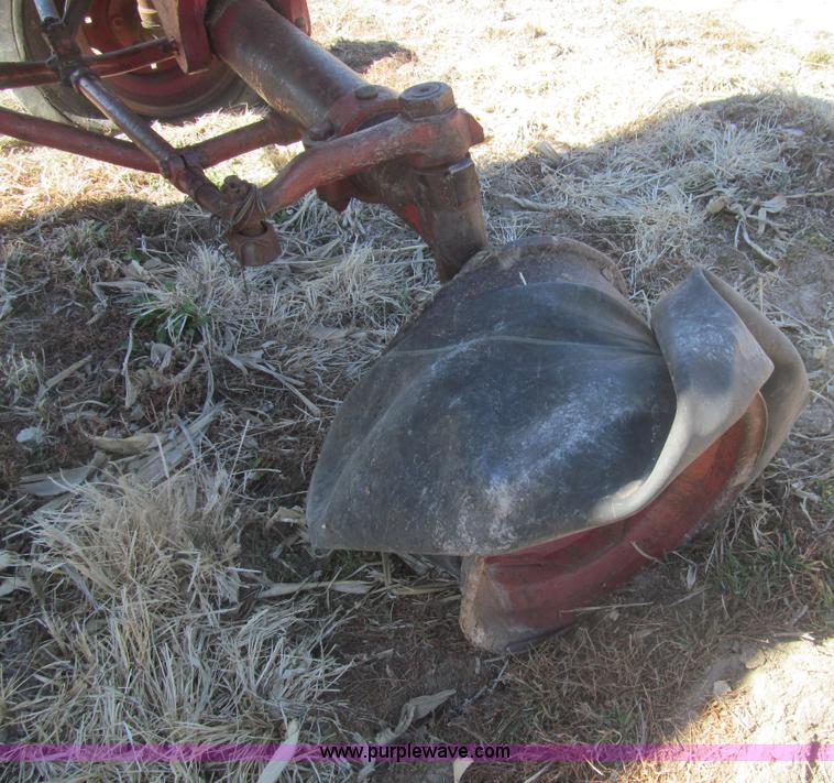 image for item I7182 1970 Farmall 826 tractor