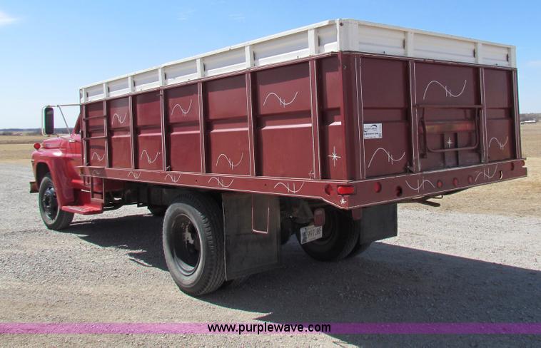 image for item I7473 1972 Ford F600 grain truck