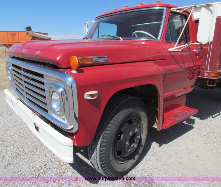image for item I7473 1972 Ford F600 grain truck