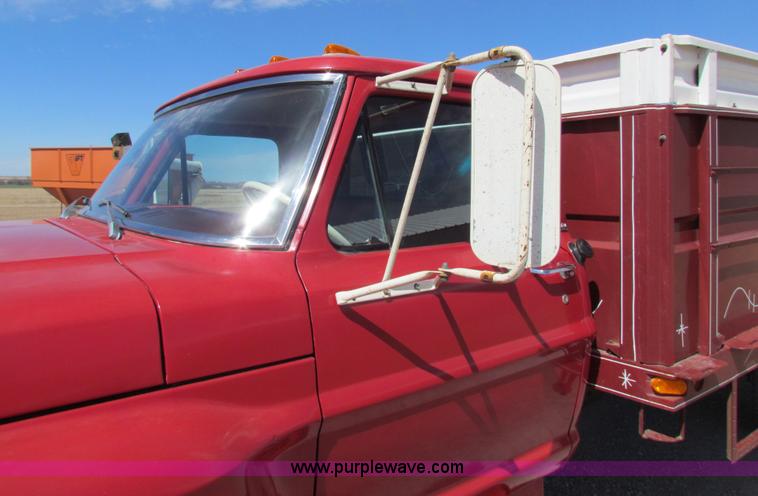 image for item I7473 1972 Ford F600 grain truck