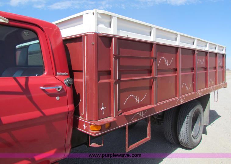 image for item I7473 1972 Ford F600 grain truck
