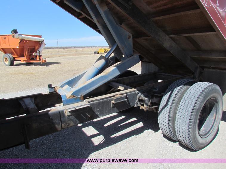 image for item I7473 1972 Ford F600 grain truck