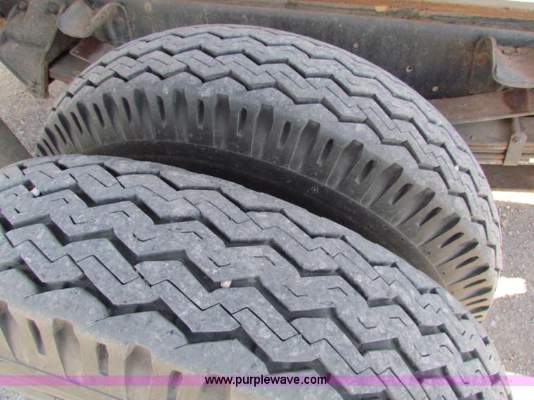 image for item I7473 1972 Ford F600 grain truck