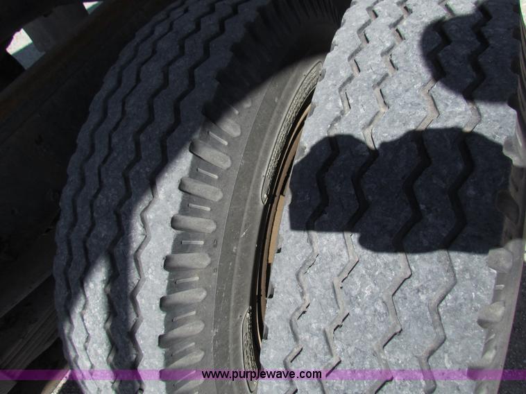 image for item I7473 1972 Ford F600 grain truck