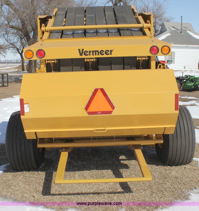 image for item I7492 2011 Vermeer 605 Super M round baler